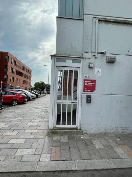West End Hidden Gem - Modern 2-Bedroom Apartment With Residents Patio Glasgow Exterior photo