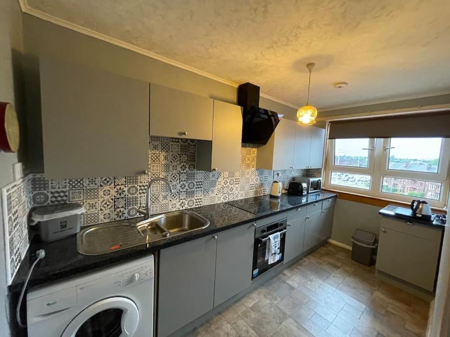West End Hidden Gem - Modern 2-Bedroom Apartment With Residents Patio Glasgow Exterior photo